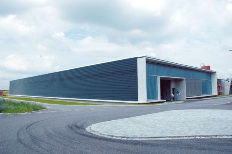 2006: In Müllheim wird das Werk I komplett renoviert und um einen neuen Versand erweitert, der den Lkw die direkte Durchfahrt ermöglicht.  (Auma)