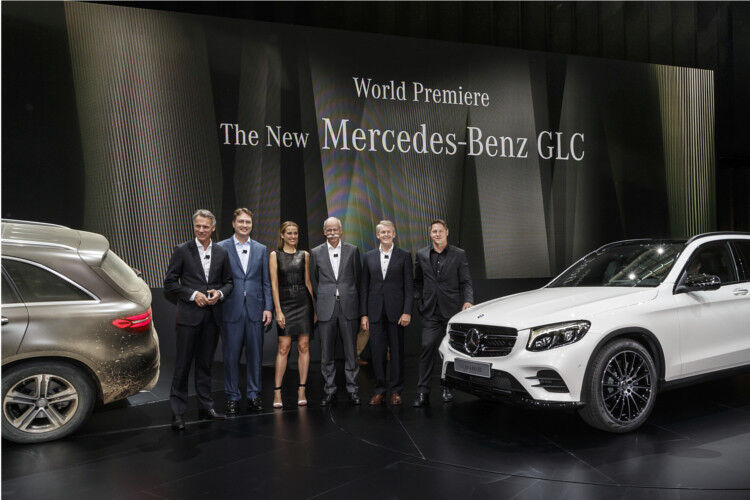 Strahlende Gesichter (v. l.): Hugo-Boss-Vorstandschef Claus Dietrich Lahrs, Daimler-Vertriebsvorstand Ola Källenius, Petra Nemcova, Dieter Zetsche, Daimler-Entwicklungsvorstand Thomas Weber, Daimler-Designchef Gorden  Wagener. (Foto: Daimler)