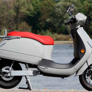 Die Kombination aus grau lackierter Verkleidung und roter Sitzbank kann sich sehen lassen.(Bild:  SP-X/Mario Hommen)