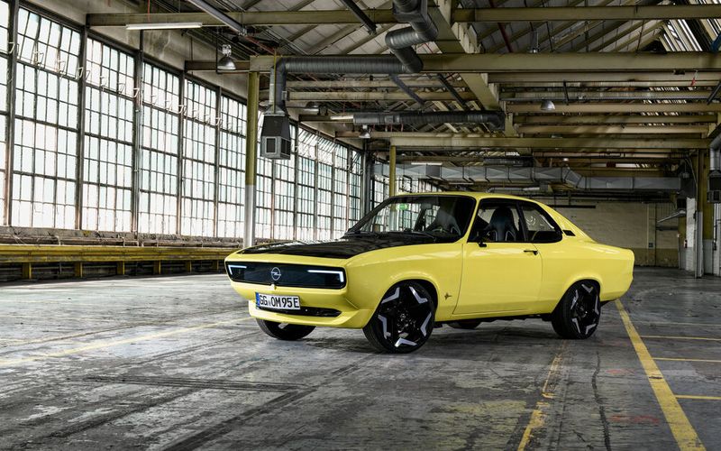 Ein neuer, alter Opel Manta – der jetzt rein elektrisch unterwegs ist. (Bild: Opel)