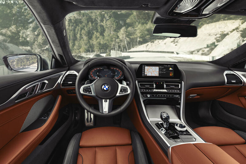 Im Innenraum blickt der Fahrer stets auf ein volldigitales Kombiinstrument in 10,25 Zoll, während ein Head-up-Display die wichtigsten Informationen direkt ins Blickfeld schickt. (BMW)