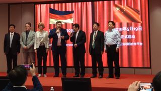 IndustryStock-Barcamp in Langfang (Silvio Haase und Jing An (4. und 5. v.l.) eröffnen IndustryStock-Kooperationsbörse)