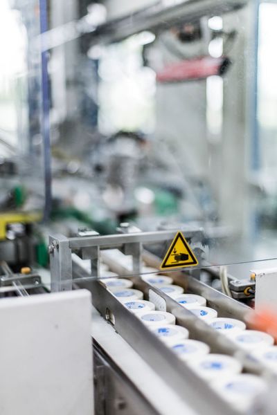 NRW Wirtschaftsminister Garrelt Duin und John Banovetz, Managing Director für die 3M DACH-Region, setzten heute den ersten Spatenstich für eine neue Produktionsanlage im 3M Werk im nordrhein-westfälischen Kamen. Bis Ende 2017 investiert der Multitechnologiekonzern dort über 70 Millionen Euro in zwei hoch automatisierte Fertigungsanlagen für Transparentverbände. (3M)