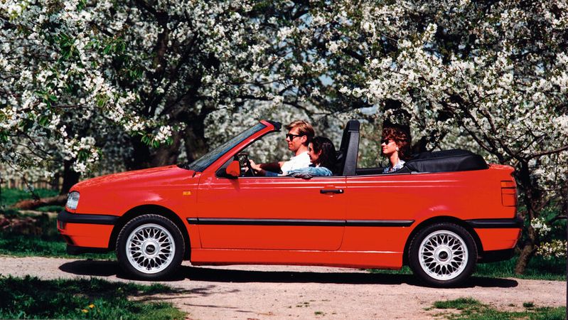Das Carbiolet des Golf 1 produzierte Volkswagen ganze 14 Jahre lang – ein Golf 2 Cabriolet gab es nicht. Erst 1993 gab es mit dem Golf 3 Cabriolet wieder eine aktuelle Offen-Variante der entsprechenden Limousine.(Bild:  Volkswagen AG)