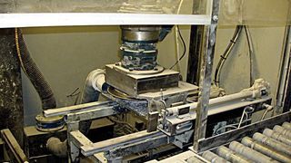 Bild 1: Feinste Glasstaubpartikel machen den eingesetzten Linearantriebssystemen schwer zu schaffen, wie beim Prototypeneinsatz festgestellt wurde. (Archiv: Vogel Business Media)