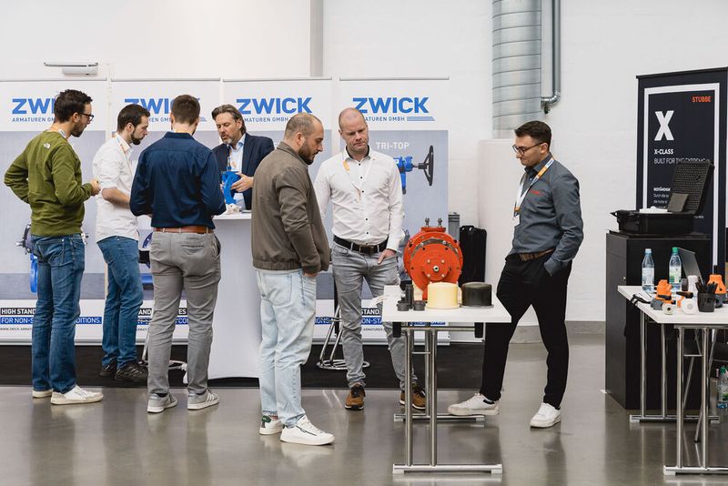 Die Kaffeepausen bieten reichlich Zeit und Gelegenheit für Fachgespräche und Networking. (Bild: Stefan Bausewein)