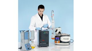 Abb.1: Das Kühlen von Rotationsverdampfern (r.) oder Chemiepumpenständen (l.) sind typische Anwendungen im Labor für Umwälzkühler. (Bild: Peter Huber)