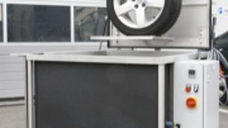 Die Radwaschmaschine Wheelscooper reinigt die Räder mit Ultraschall. (Archiv: Vogel Business Media)