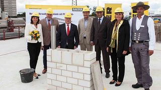 Vor der Grundsteinlegung (von links): Tina-Maria Vlantoussi-Kaeser, Coburgs Oberbürgermeister Norbert Tessmer, Thomas Kaeser, Architekt Harald Eichhorn, Mohammad-Reza Shabestari, Dieter Wolf (beide Kaeser), Jürgen Dorst (Firma Strobel). (Bild: Kaeser)