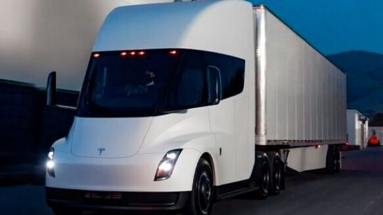 Seine Produktion hat sich zwar lange verzögert, doch nun wird der Elektro-Lkw Semi von Tesla in den USA gebaut. Wenn es nach dem Elon-Musk-Unternehmen geht, dann wird er auch bald auf Europas Straßen zu sehen sein ...(Bild:  Tesla)
