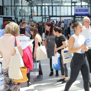 Impressionen der Lab-Supply Berlin vom 13. Juni 2019  In den Hallen des Estrel-Hotels in Berlin Neu-Kölln konnten Besucher der Lab-Supply mit den Ausstellern ins Gespräch kommen. Hier sind einige Impressionen vom Messetag sowie Besucherstimmen für Sie zusammengestellt. Die nächste Lab-Supply ist am 28. August 2019 in Dresden. Weitere Infos zu den kommenden Lab-Supply-Messen finden Sie auf www.lab-supply.info.   Lese-Empfehlung: Nachbericht zum erfolgreichen Auftakt der Lab-Supply in Wien. (Bild: LABORPRAXIS, C. Lüttmann)