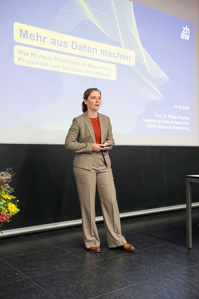 Prof. Dr. Nikola Pascher, Leiterin Institut für Data Science an der ZHAW School of Engeneering in ihrem Referat «Mehr aus Daten machen: Wie KI neue Potentiale in Maschinen , Prozessen und Services erschliesst.» (Bild: Thomas Entzeroth)