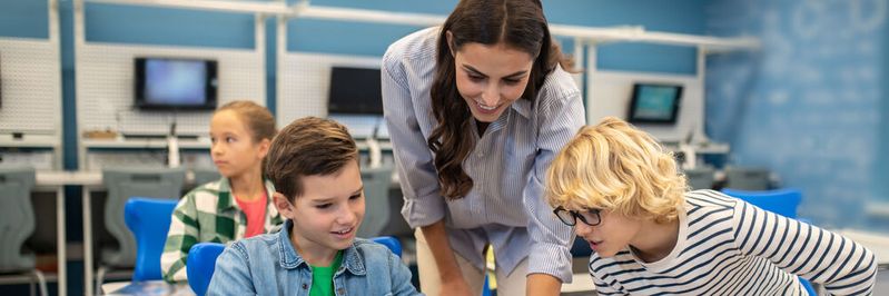 Die Digitalisierung an Schulen ermöglicht interaktives und personalisiertes Lernen, stellt jedoch hohe Anforderungen an IT-Infrastruktur und strategische Planung.(©  zinkevych – freepik.com)