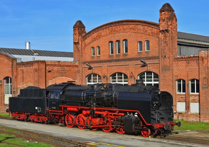 Auf zum An- und Abheizen! Nostalgie pur und für den Schienenverkehr zugelassen – Dampflok, die das Dampflokwerk Meiningen nach ihrer Sanierung wieder verlässt.  (Bild: Trumpf)