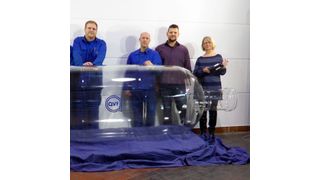 Das DDPS-Projekt-Team präsentiert die mutmaßlich größte Glasflasche der Welt. (DE Dietrich Process Systems)