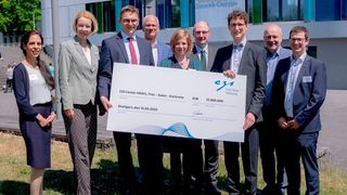 Scheckübergabe bei der Eröffnung von KRAFt. V.l.n.r.: Professorin Iman Taha, Hochschule Aalen; Professorin Dorit Schumann, Präsidentin der Hochschule Trier; Professor Michael Wahl, Hochschule Trier, Umwelt-Campus Birkenfeld; Professor Joachim Knebel, Bereichsleiter Maschinenbau und Elektrotechnik am KIT; Dr. Karla Hillerich, Carl-Zeiss-Stiftung (CZS); Professor Henrik te Heesen, Vizepräsident der Hochschule Trier; Professor Frederik Zanger, KIT; Professor Harald Riegel, Rektor Hochschule Aalen; Matthias Stolzenburg, CZS, Foto: Jannik Scheer, Hochschule Trier, Umwelt-Campus Birkenfeld (Bild: Jannik Scheer, Hochschule Trier, Umwelt-Campus Birkenfeld)