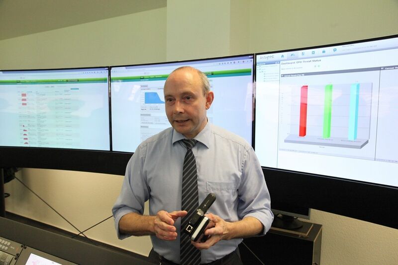 Bernd Eßer, Chef des Cyber-Defense-Zentrums der Telekom, zeigt einen der Honeypot-Rechner, die künftig im Verbund Schadcode ausfindig machen sollen. (Bild: Bernd Schöne)