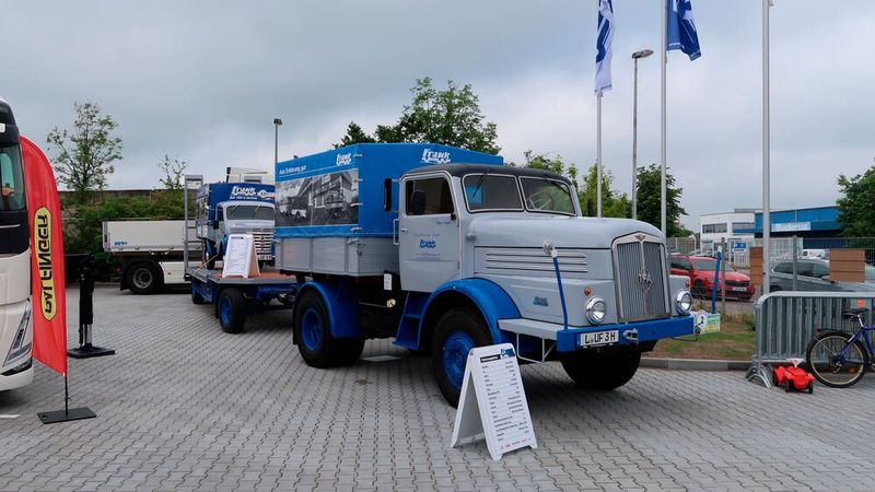 Frank Fahrzeugbau besitzt eine eigene kleine historische Fahrzeugsammlung. Im Bild eine IFA H6 Zugmaschine, auf dem Anhänger steht ein Framo V901. (Bild: Diehl – VCG)