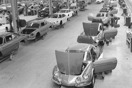 In frühen Jahren: Handarbeit bestimmte des Produktionsverfahren der A 110. (Foto: Renault)