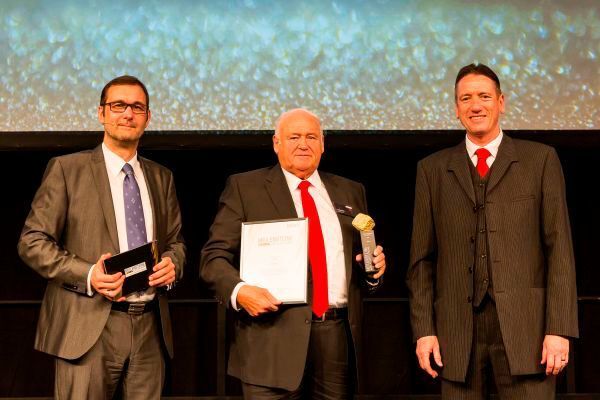 Unternehmensgründer Manfred Zollner nahm den Award in der Kategorie EMS für sein unternehmerisches Lebenswerk, die Zollner Elektronik AG, persönlich entgegen. (Fotograf/Copyright: Stefan Bausewein/Vogel Business Media)