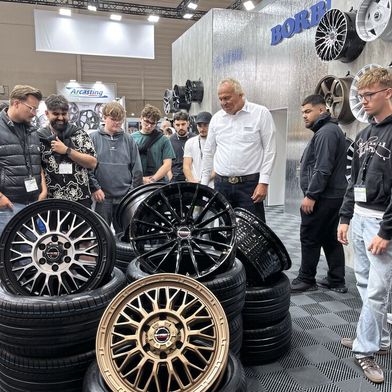 Der gemeinsame Besuch von Branchenmessen wie „The Tire Cologne“ ist Teil des Weiterbildungsprogramms. (Bild: GRS)