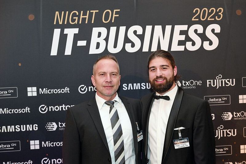 (l.) Markus Zandt und Dogan Can Tiryaki (Kaspersky) sind auf die heutige Moderatorin gespannt. (Bild: Hannes Magerstädt)