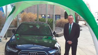 Guido Kutschera, Mitglied der Geschäftsführung der Dekra, präsentiert den Sieger in allen Klassen. (Faust / »kfz-betrieb«)