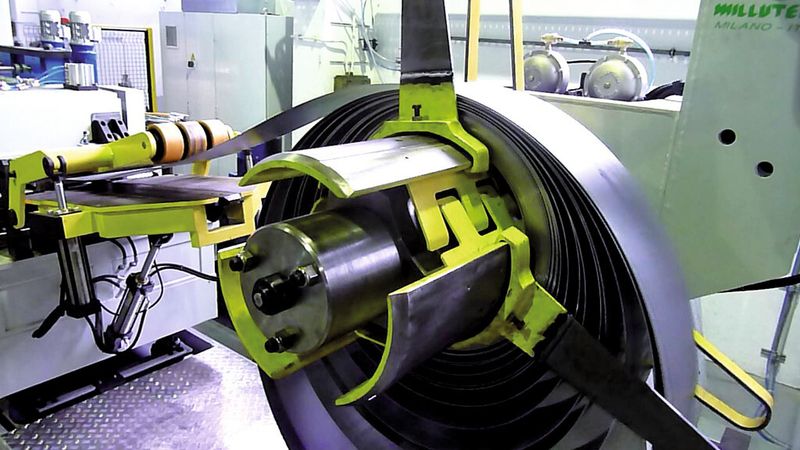 Bandanlage in Kurzbauform mit angetriebenem Haspel SMO 3000 von Millutensil für Coilgewichte bis 3000 kg und eine maximale Bandbreite von 600 mm. (Bild: Kuhn)