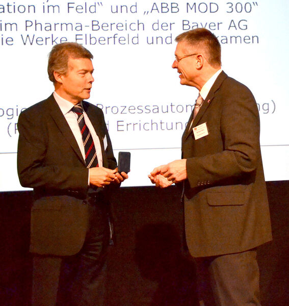 Die goldene Ehrennadel für Gerhard Rehn, BTS, (links)  für seine langjährige Mitarbeit in der Namur. (Bild: PROCESS)