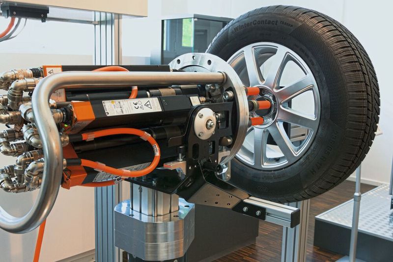 Für elektrische und pneumatische Schraubspindeln, beispielsweise zur automatisierten Montage von Fahrzeugrädern, sind eine Vielzahl unterschiedlicher, 30 bis 650 mm langer Motor- und Getriebewellen mit 3 bis 65 mm Durchmesser zu schleifen. (Bild: Fritz Studer AG)