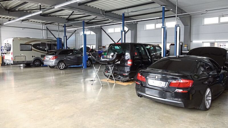Macht im wahrsten Sinne des Wortes einen sauberen Eindruck: In der Werkstatt kümmert man sich schwerpunktmäßig unter anderem um die Marke BMW und auch um Wohnmobile. (Dominsky/»kfz-betrieb« )