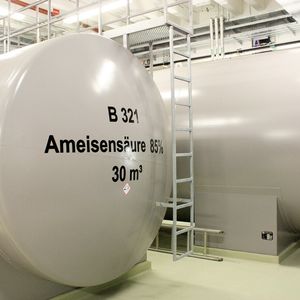 Blick auf die Lösemitteltanks im Lager