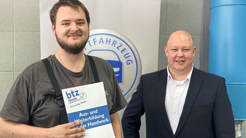 Lorenz Tobias Hansen aus Husby (l.), ausgebildet im Premium House Nehrkorn in Flensburg, überzeugte die Jury am meisten. Björn Bigga, Vorsitzender des Wettbewerbs, gratulierte.(Bild:  Kfz-Gewerbe Schleswig-Holstein)