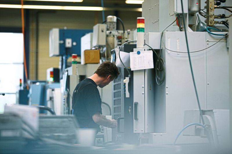 Nur drei Tage nach der telefonischen Anfrage wurde die Produktion der Ventilkörper für die Beatmungsgeräte angefahren. (Werder Feinwerktechnik)