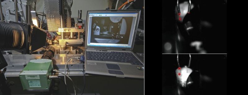 Bild 3: Etikettieranlage bei VARTA während der Analyseaufnahmen mit einer MotionBLITZ Cube; in der Anlage müssen bei großer Durchlaufgeschwindigkeit die Batteriezellen mit dem Etikett makellos versehen werden. Mittels Highspeed-Video ließen sich Fehlerquellen beheben und dieser Fertigungsschritt optimieren. Die exakte Dosierung des Elektrolyten muss zum richtigen Zeitpunkt abgeschlossen sein. Andernfalls führt dies zu Unter-/Überdosierungen und Maschinenverschmutzungen mit daraus folgendem höherem Wartungsaufwand. (Tropfen im Bild rechts wurde Rot nachgefärbt)  (Bild: Mikrotron/Varta)