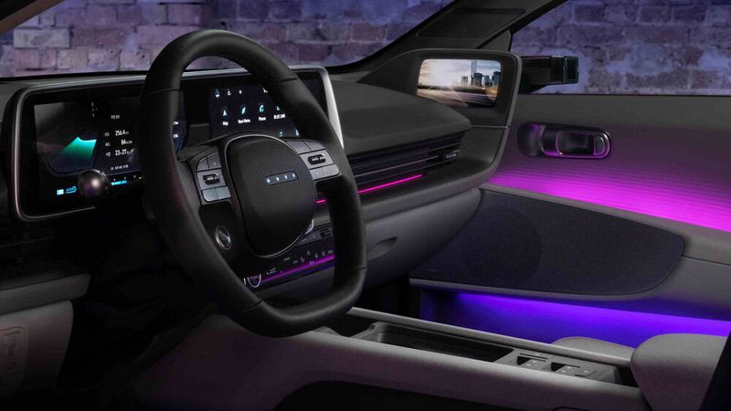 Im Lenkrad des Ioniq 6 gibt es vier kleine Pixel. Sie geben ein visuelles Feedback der Spracherkennung und informieren zudem über den Ladezustand. (Bild: Hyundai)