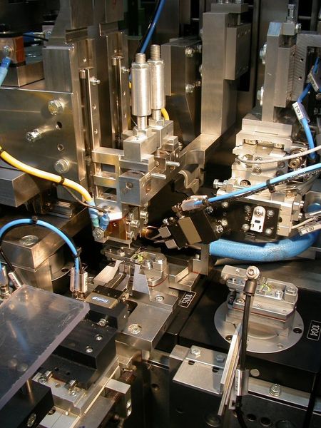 Ein typisches Modul einer Mikron-Montageanlage ist eine Station zum Drahtschweißen.  Bild: Mikron (Archiv: Vogel Business Media)