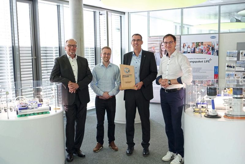 Präsentieren den Innovationspreis (v.l.): Ralf Eisele (IGR), Sandro Katz (Produktmanagement, Handhabung), Michael Schlaich (Leiter Geschäftsentwicklungsprozess, Handhabung) und Dr. Maik Fiedler (Leiter Geschäftsfeld, Vakuum-Automation, alle Schmalz).