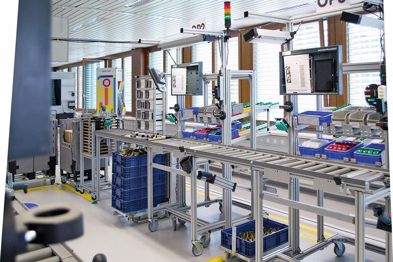 Realitätsnahes Arbeiten in der LeanFactory- Schulungslinie. (LeanFactory Group Schweiz)