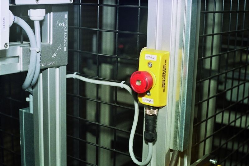 Bild 3. Der Not-Aus-Taster Smile mit mittigen Befestigungslöchern, montiert auf dem U-Profil des Aluminiumzauns Quick-Guard E. (Archiv: Vogel Business Media)