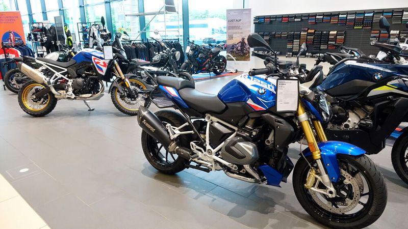 Nur verhältnismäßig wenige BMW-Partner sind das auch für Motorräder der weiß-blauen Marke. Sperber nutzt sehr bewusst die Möglichkeiten, sprich die Wertschöpfung, die sich durch das emotionale Thema Zweirad bieten. (Bild: Dominsky – VCG)