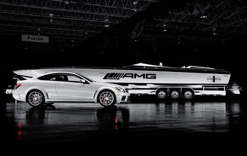 Kooperation Mercedes-AMG und Cigarette Racing: „The Inspired by AMG Black Series 50’ Marauder“, ein Powerboat, das eng am C 63 AMG Coupé Black Series angelehnt ist. (Daimler)