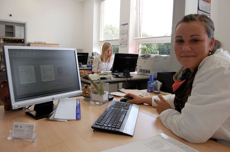 Unternehmensleitlinie 1: Der Kunde hat bei uns einen Namen und ist keine Nummer. Ina Kullmann scannt den Personalausweis des Kunden. Vor dem vereinbarten Besuchstermin schaut sie sich das Foto an und kann jeden Kunden namentlich begrüßen. (Archiv: Vogel Business Media)