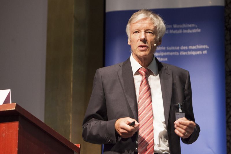 «Die US-Wirtschaft befindet sich in einem Aufschwung», begann Peter Meier, USP Consulting Goldach, seine Rede. Dennoch sieht Meier nur einen geringen Einfluss auf die Entwicklung des schweizerischen Maschinenbaus, da nur etwa 10% der Lieferungen in die USA gehen. (Bild: Swissmem)