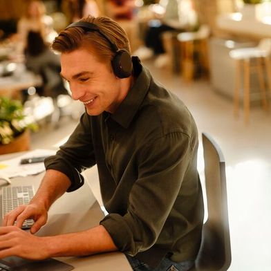 Das Jabra Evolve 65 Flex kommt ohne Mikrofonarm aus. Wie auch die beiden anderen neuen Headset-Modelle soll dank Clear-Voice-Technologie ebenso in belebten Umgebungen eine klare Kommunikation möglich sein. (Bild: Jabra)