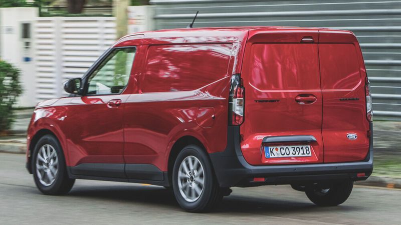 Die Netto-Nutzlast des Transit Courier gibt Ford mit bis zu 680 Kilogramm an, auf Wunsch lässt sie sich auf 845 Kilogramm erhöhen. (Bild: Ford)