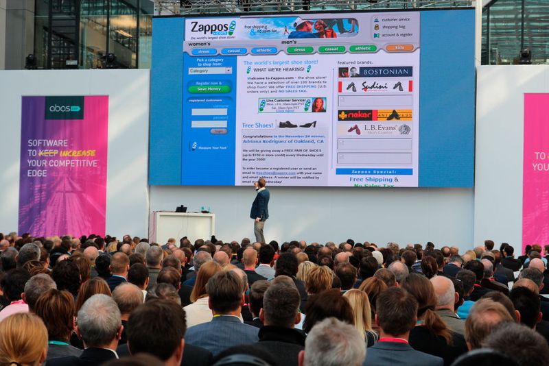 Sohnemann zeigte am Beispiel von Zappos.com, einem der ersten Online-Schuhhändler, wie „einfach machen“ funktionieren kann. (Robert Horn)