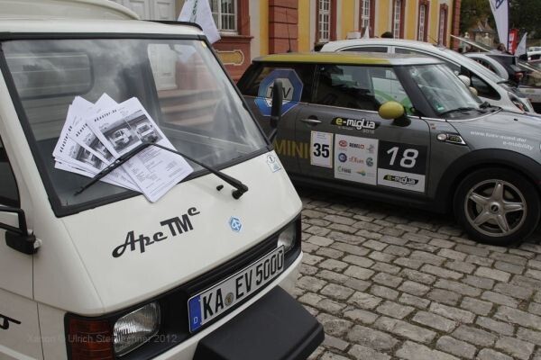 Bertha Benz Challenge, 2. Tag: Ankunft der Teilnehmer am Bruchsaaler Schloss (Ulrich Steinlechner)