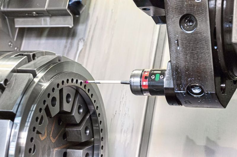 Antastsicher auch im Kühlmittel: Der Blum-Taster TC52 wird auf den Hembrug-Horizontal-Hartdrehmaschinen über den Revolver in Position gebracht. Deshalb muss der Taster nicht nur hochgenau, sondern auch mechanisch besonders robust ausgelegt sein. (Bild: myonic)