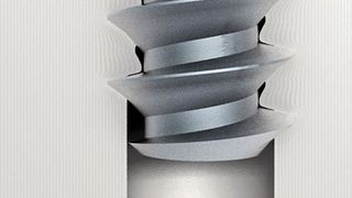 Damit ein Gewinde entsteht, wird die Schraube in den Tubus eingedreht, wobei deren Flanken das Kunststoffmaterial verdrängen, das sich dazwischen anlagert. (Arnold Umformtechnik)